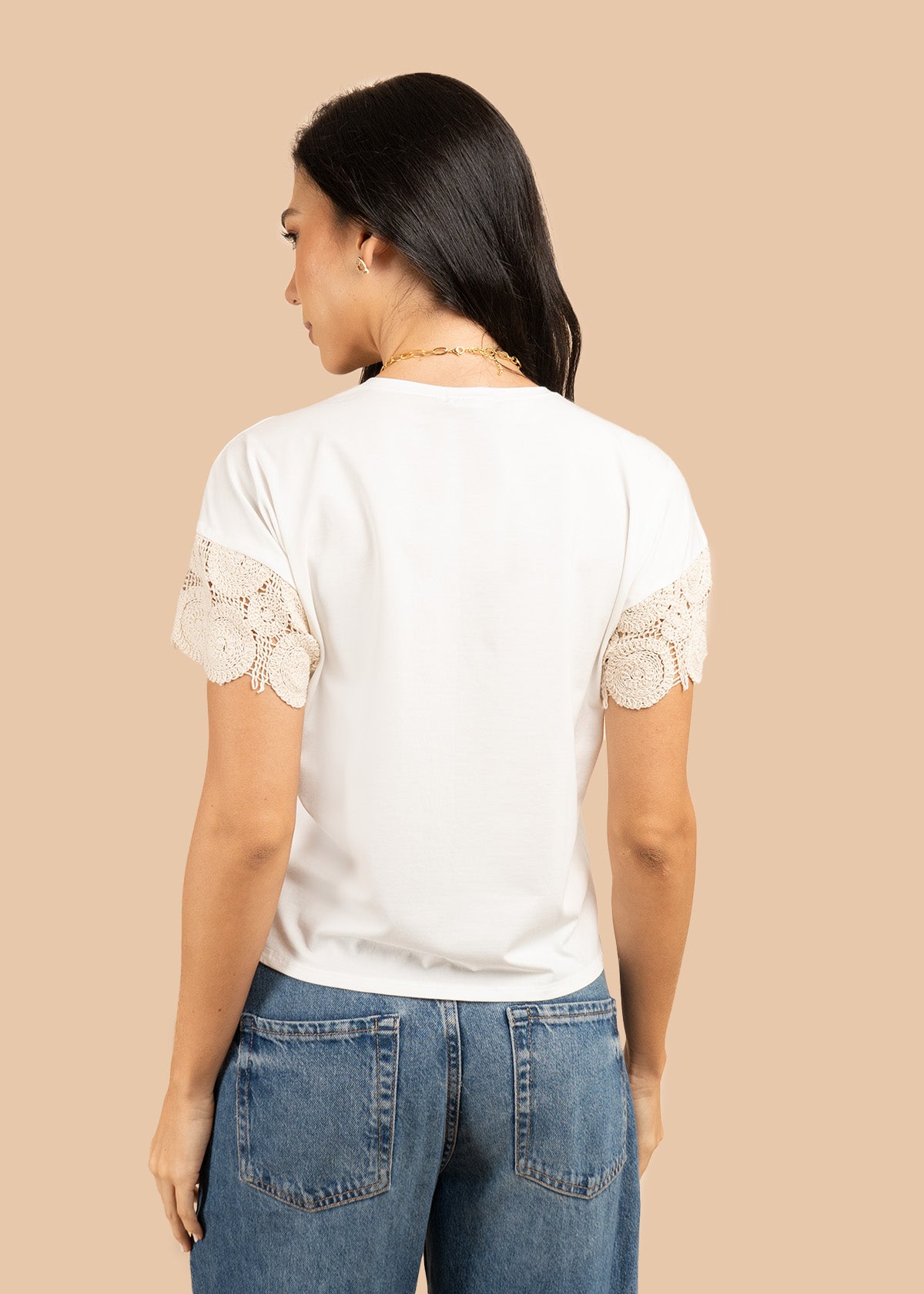 Camiseta básica color blanco con bolsillo y mangas bordadas 106226