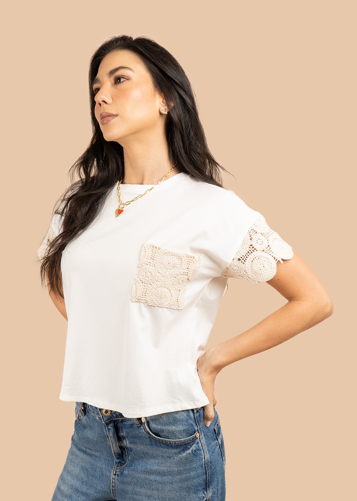 Camiseta básica color blanco con bolsillo y mangas bordadas 106226