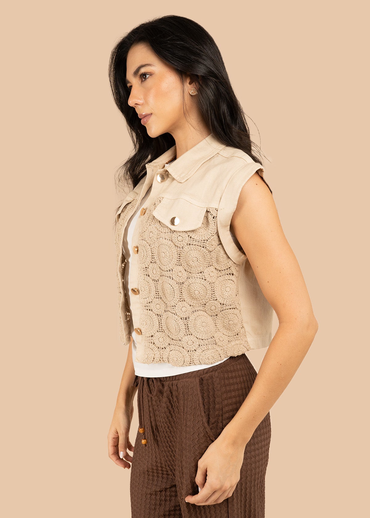 Chaleco color beige en denim y tejido en crochet 106227