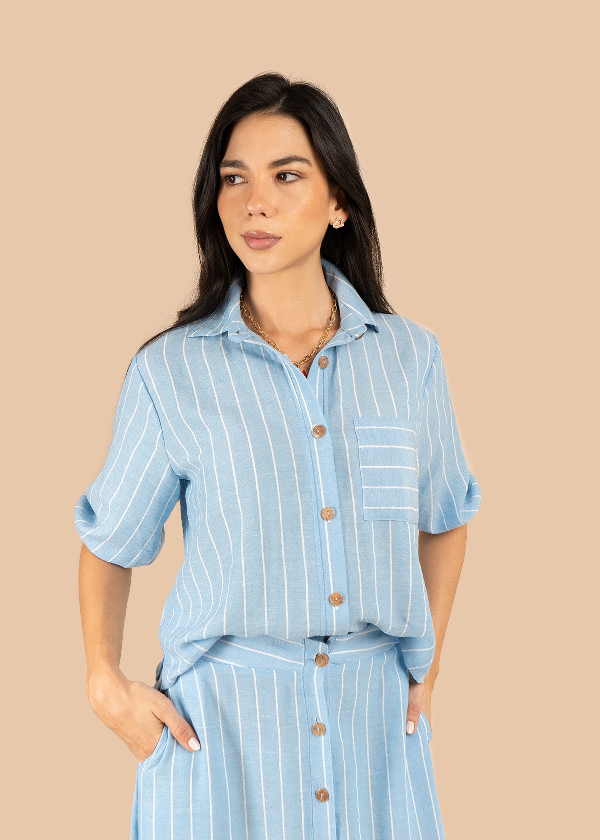 Blusa color azul claro con rayas blancas verticales 106229