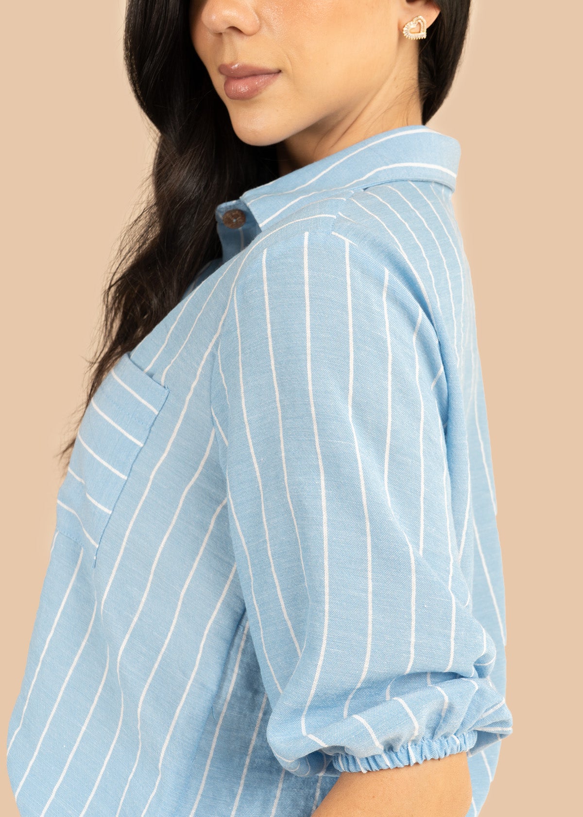 Blusa color azul claro con rayas blancas verticales 106229