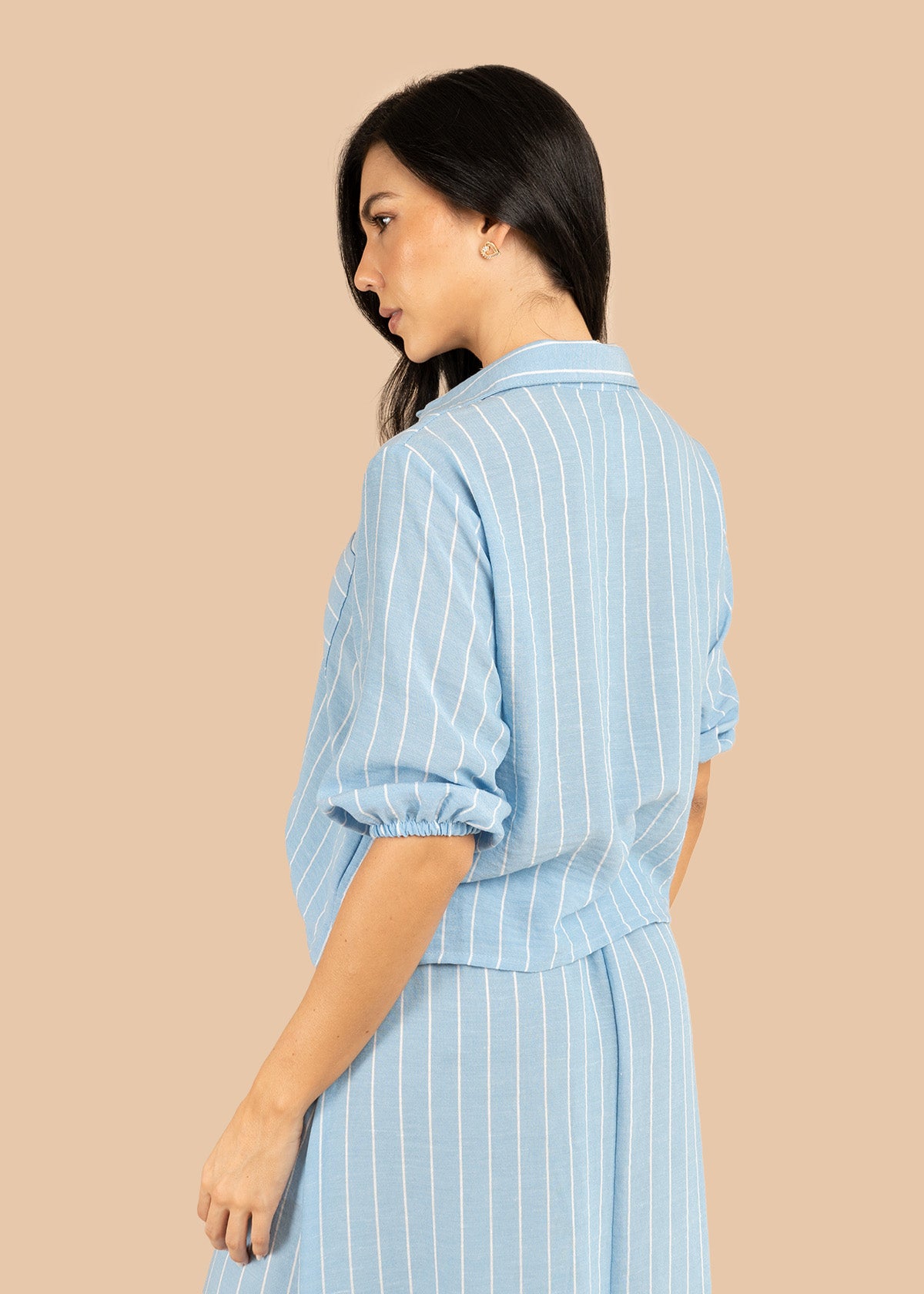 Blusa color azul claro con rayas blancas verticales 106229