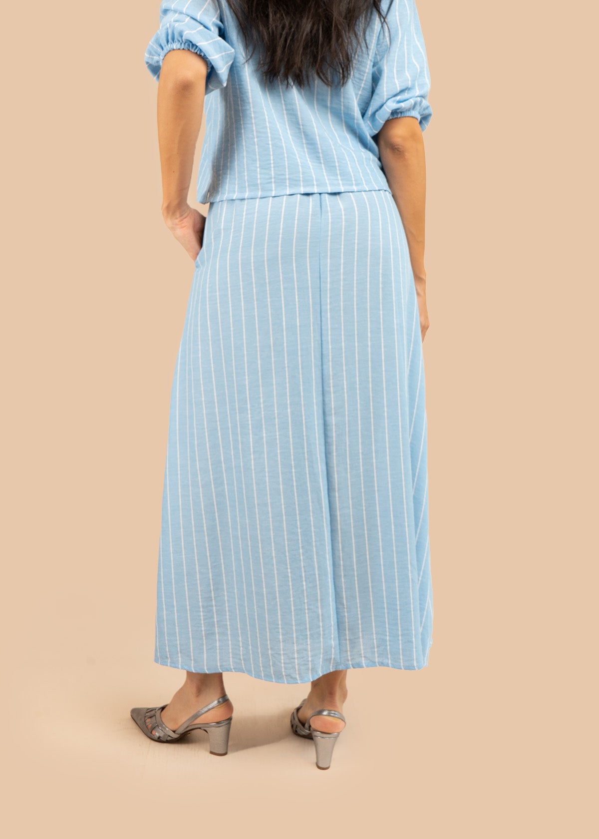 Falda color azul claro con rayas blancas verticales 106230