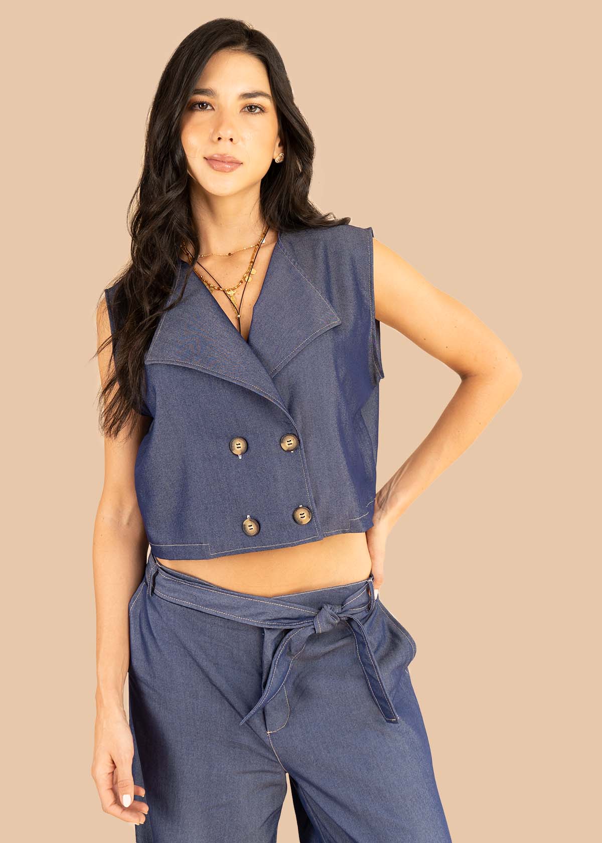 Chaleco color azul índigo escote en V y solapas amplias 106231