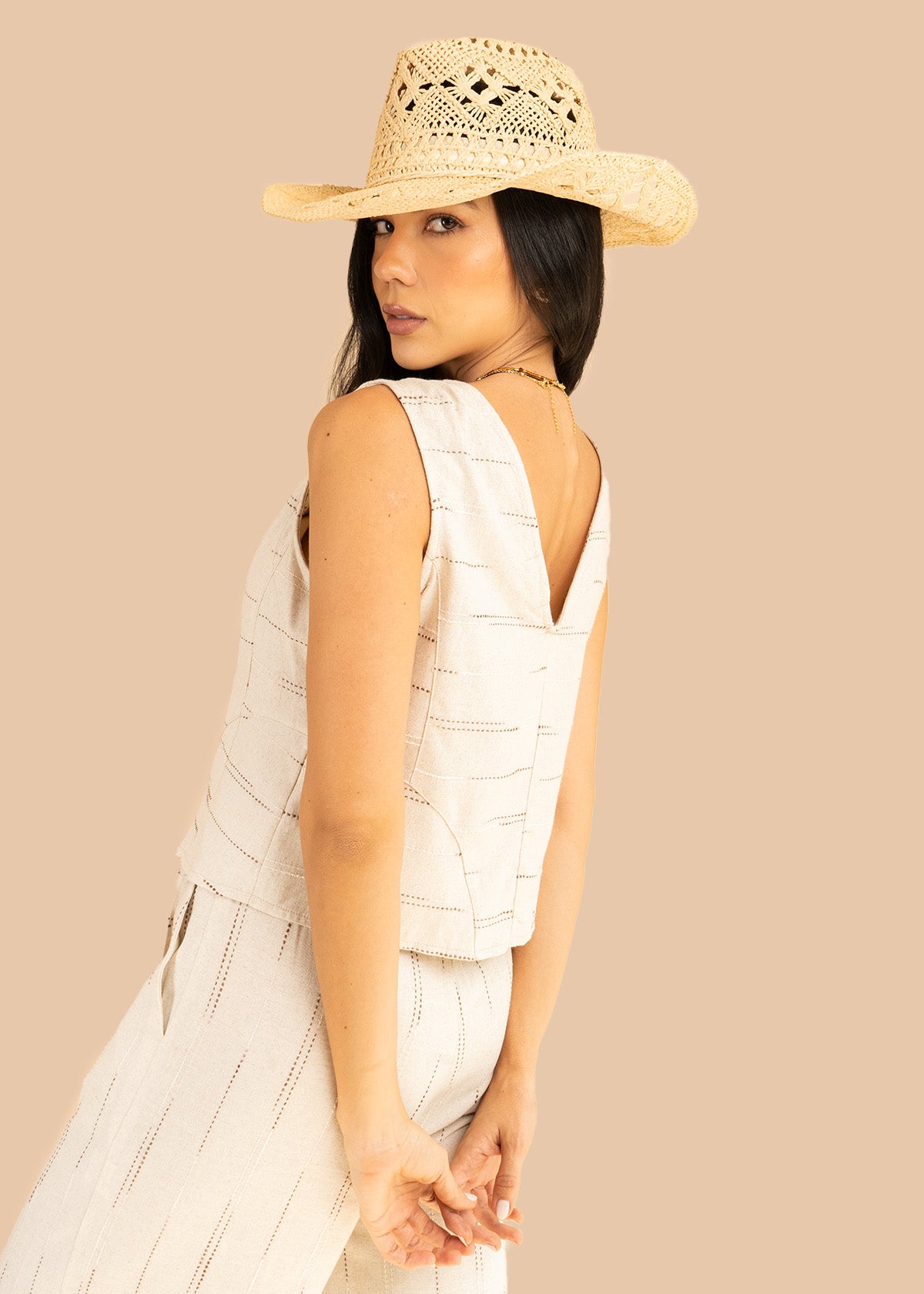 Chaleco color beige con bordados horizontales decorativos 106233