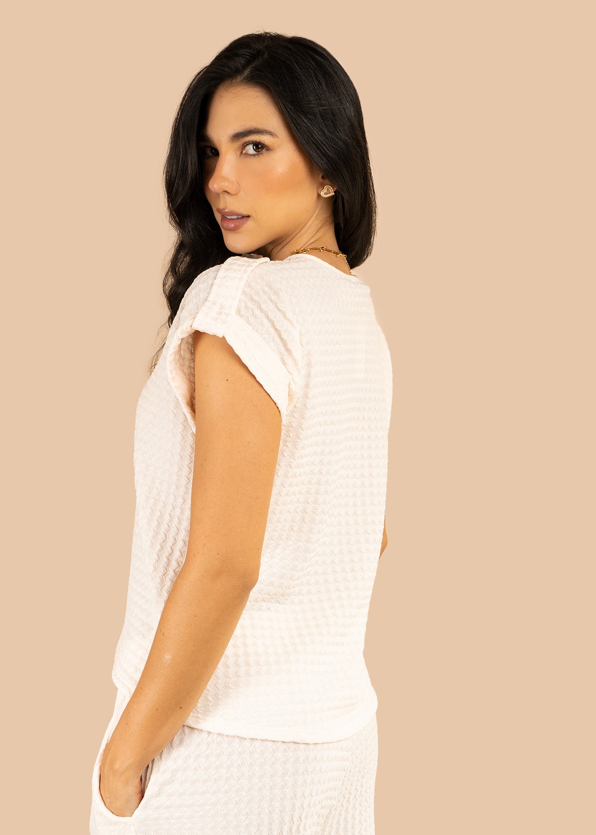 Blusa color arena tela texturizada con botones en hombros 106236
