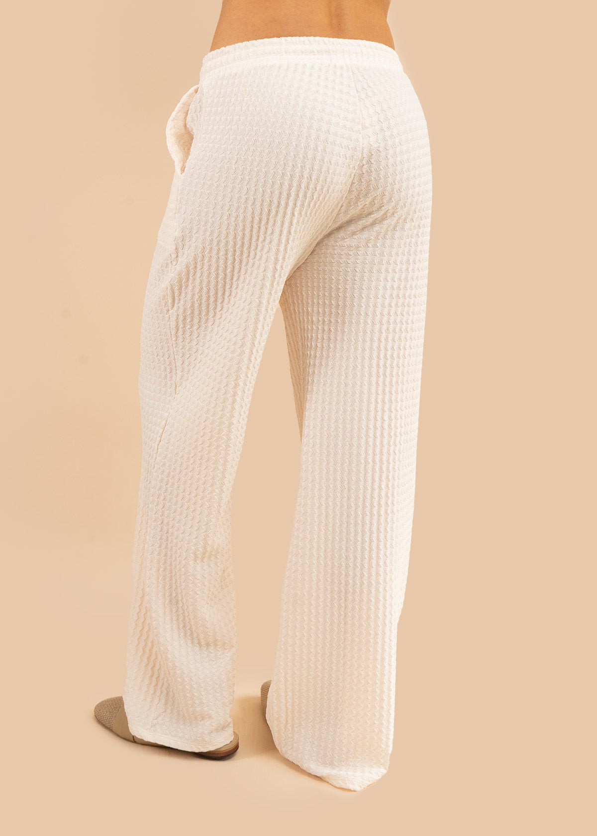 Pantalón color arena tela texturizada con pretina resortada 106237