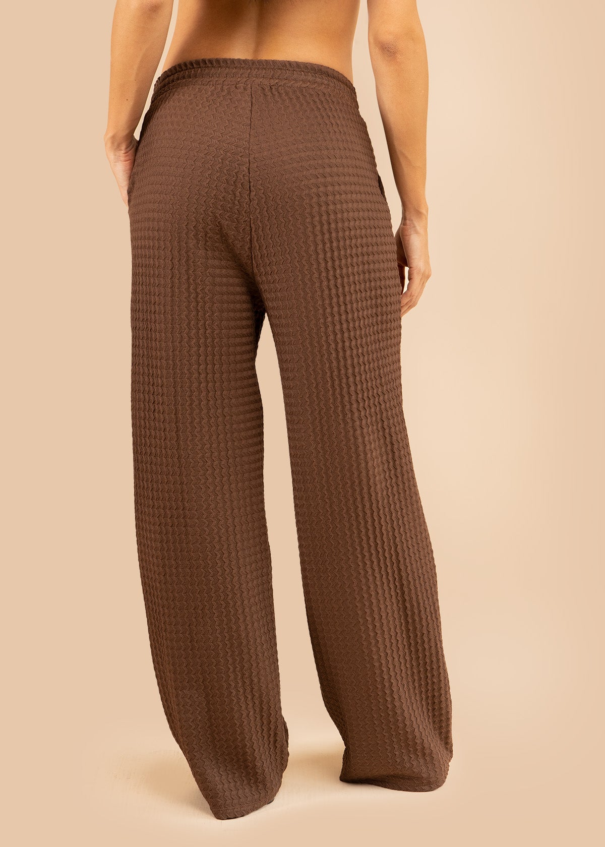 Pantalón color chocolate tela texturizada con pretina resortada 106237