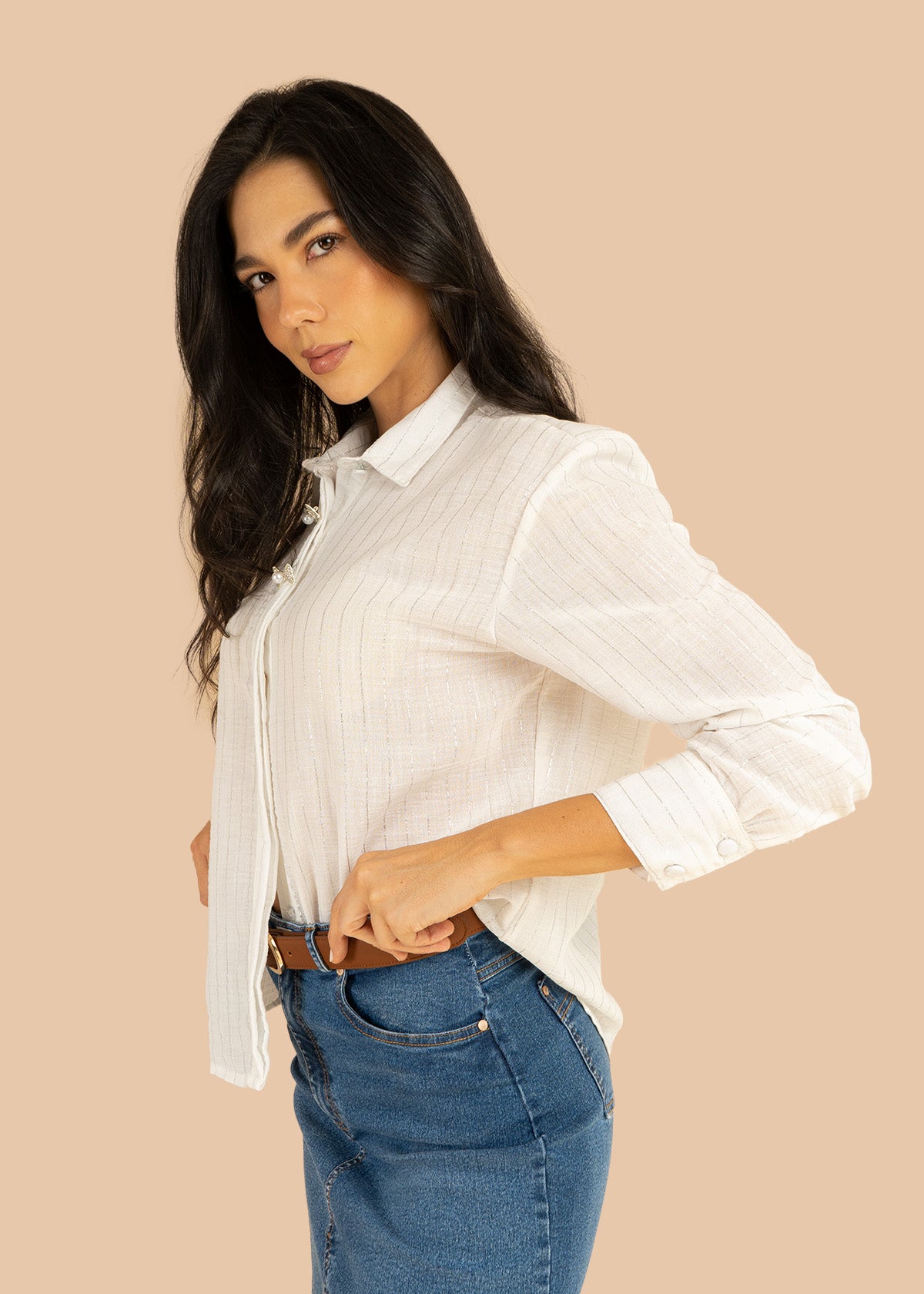 Blusa color blanco con líneas verticales y botones en moño 106238