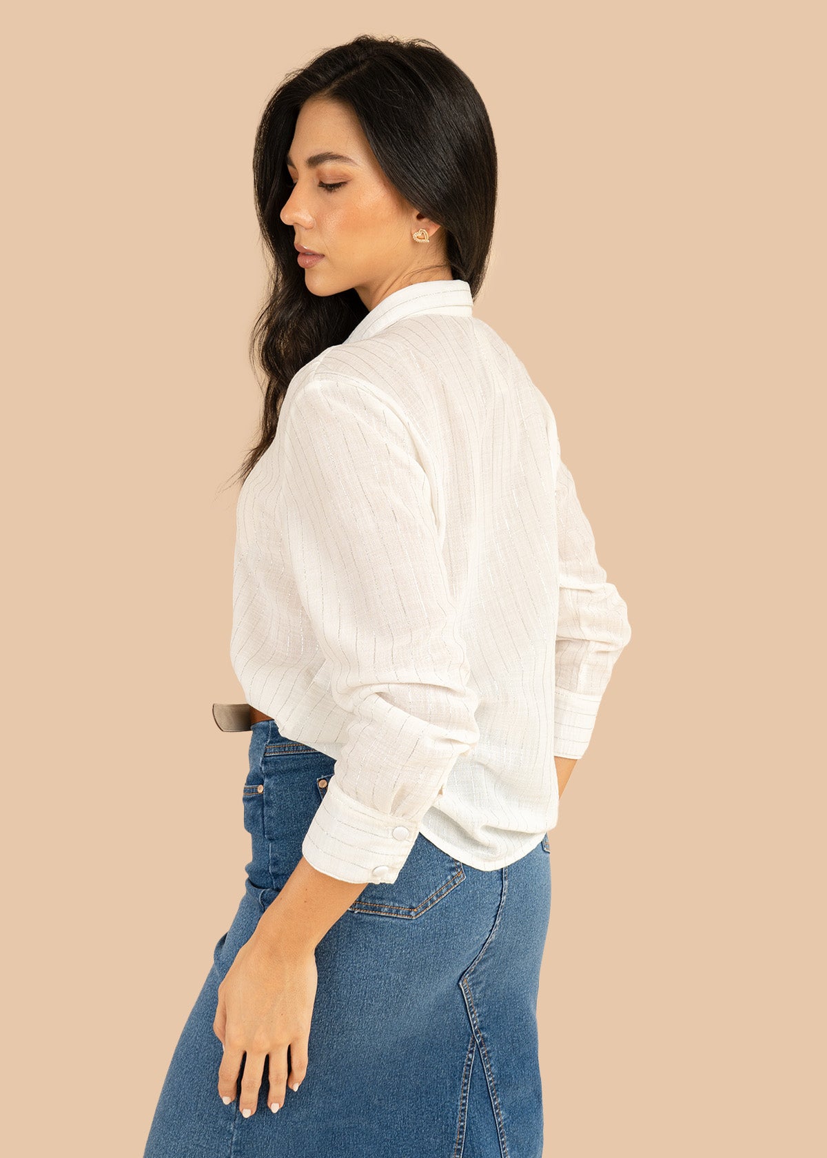Blusa color blanco con líneas verticales y botones en moño 106238