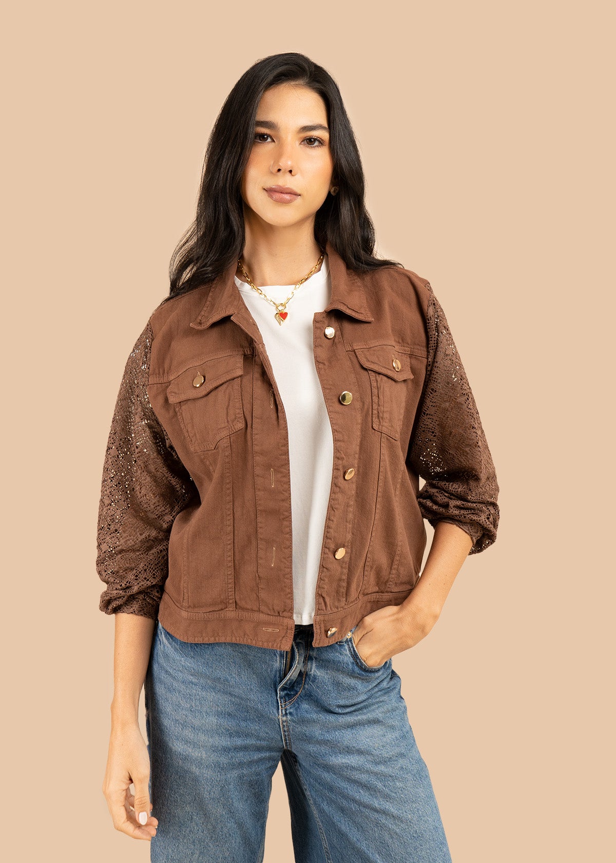 Chaqueta color café en denim y mangas tejidas 106240