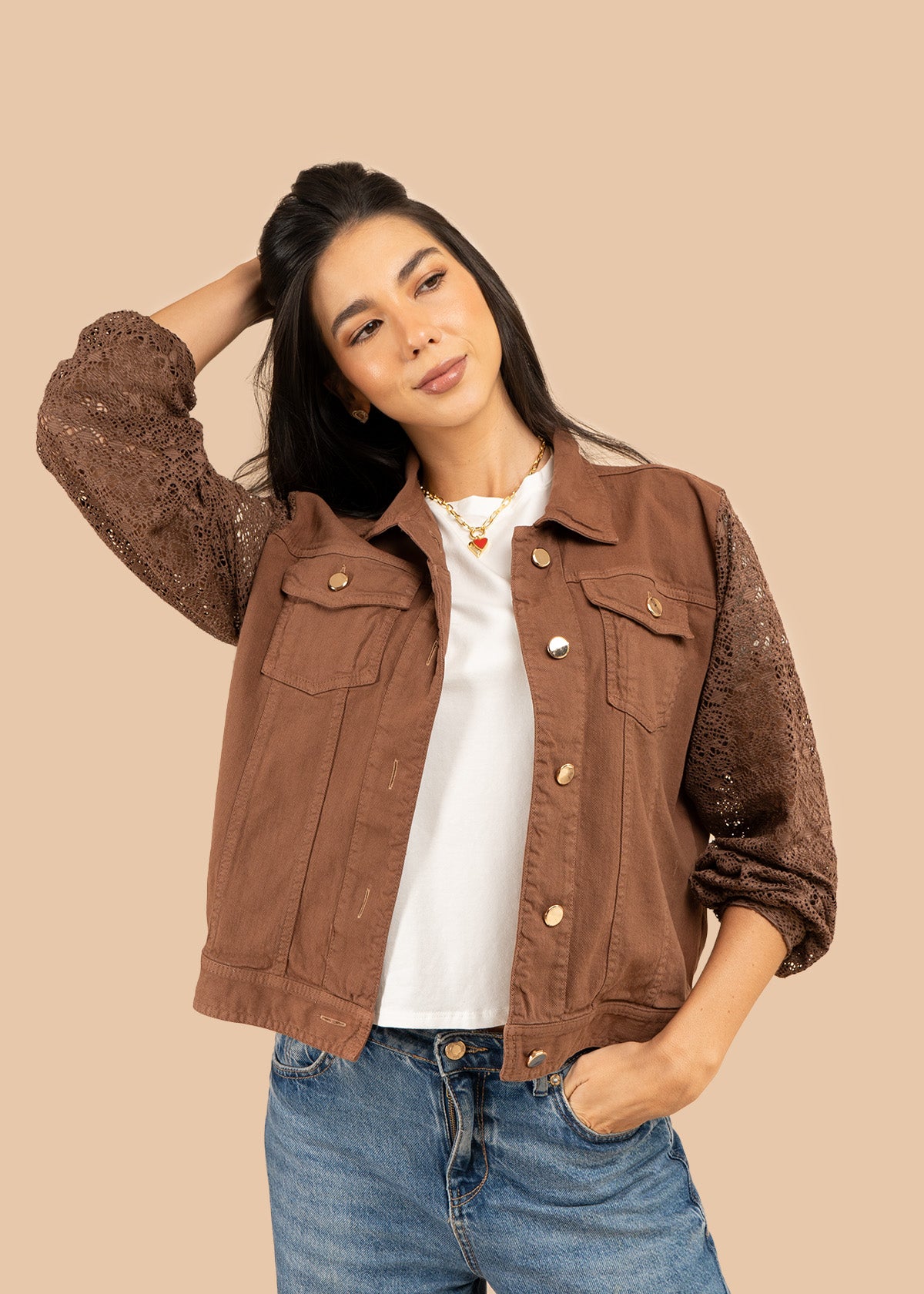 Chaqueta color café en denim y mangas tejidas 106240