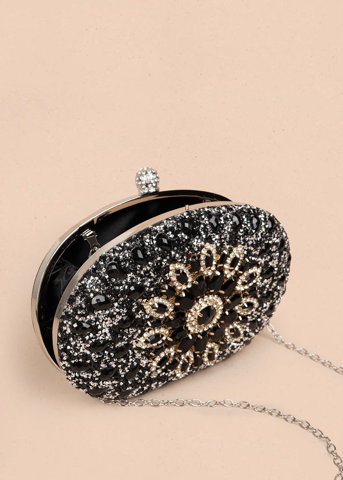 Bolso tipo bandolera color negro con pedrería 106241