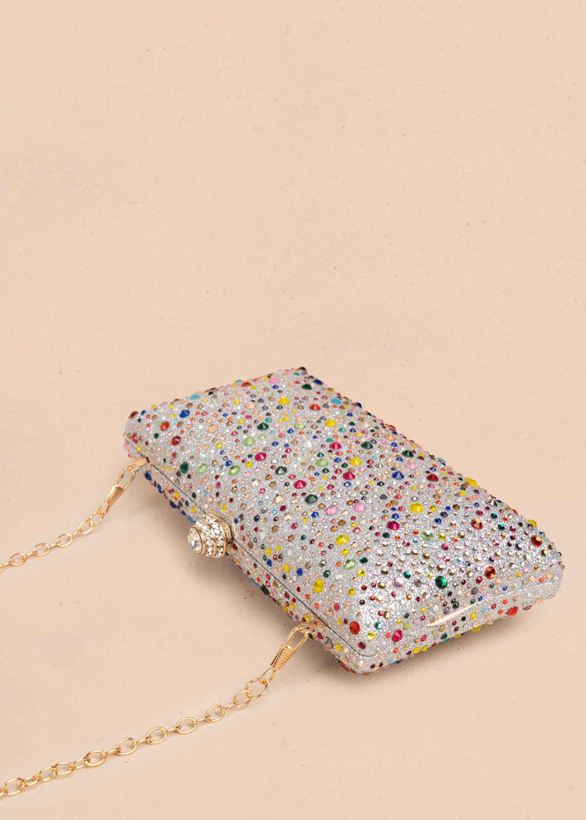 Bolso tipo bandolera color multicolor con acabado brillante y cadena 106243