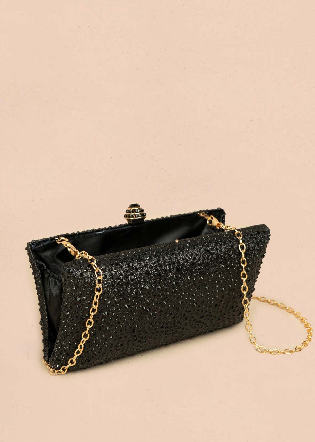Bolso tipo bandolera color negro con acabado brillante y cadena 106243