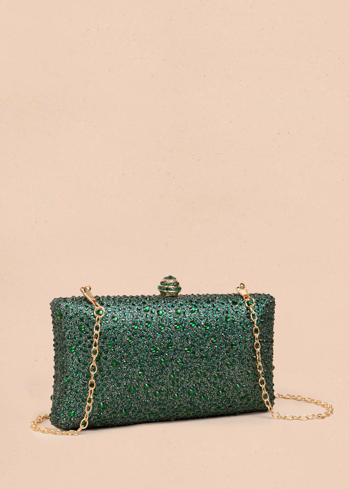 Bolso tipo bandolera color verde con acabado brillante y cadena 106243