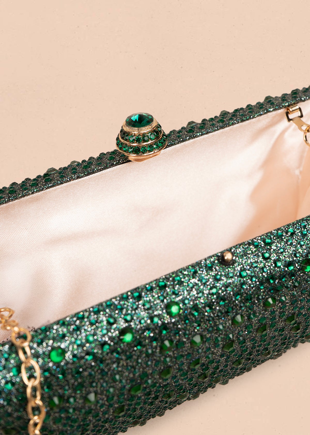 Bolso tipo bandolera color verde con acabado brillante y cadena 106243