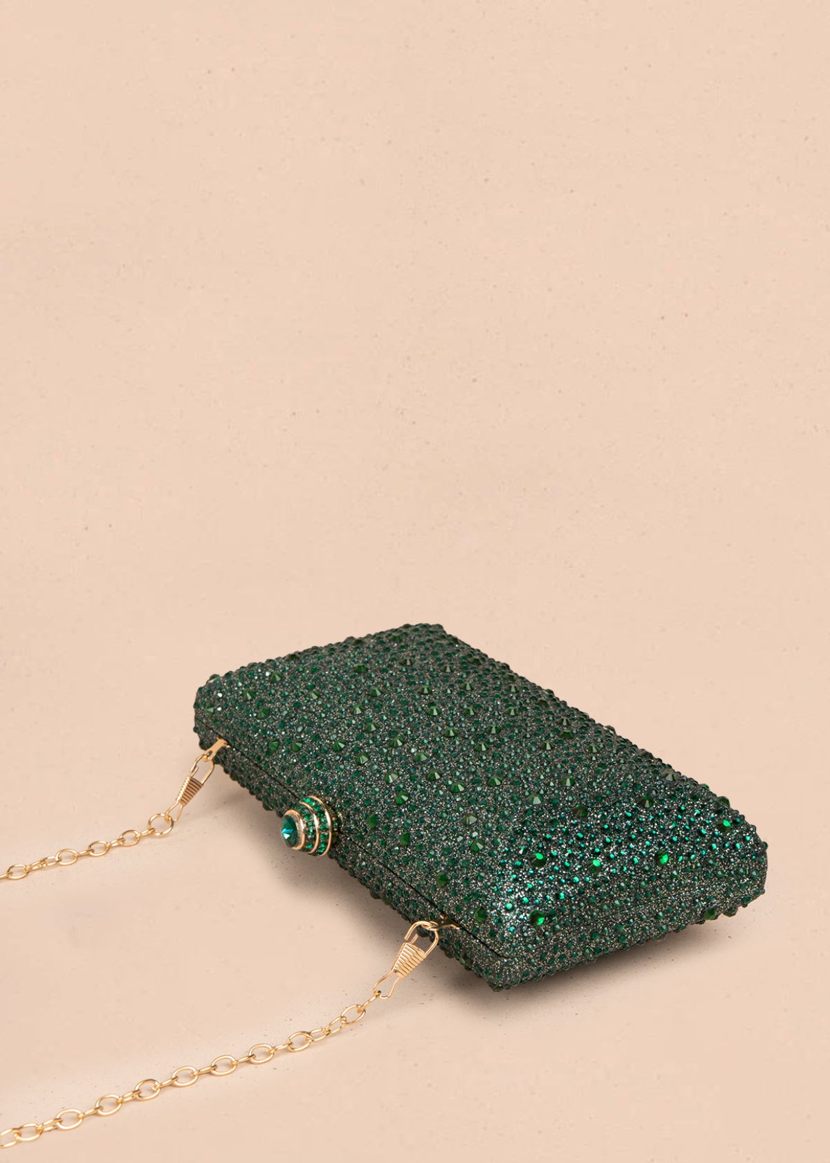 Bolso tipo bandolera color verde con acabado brillante y cadena 106243