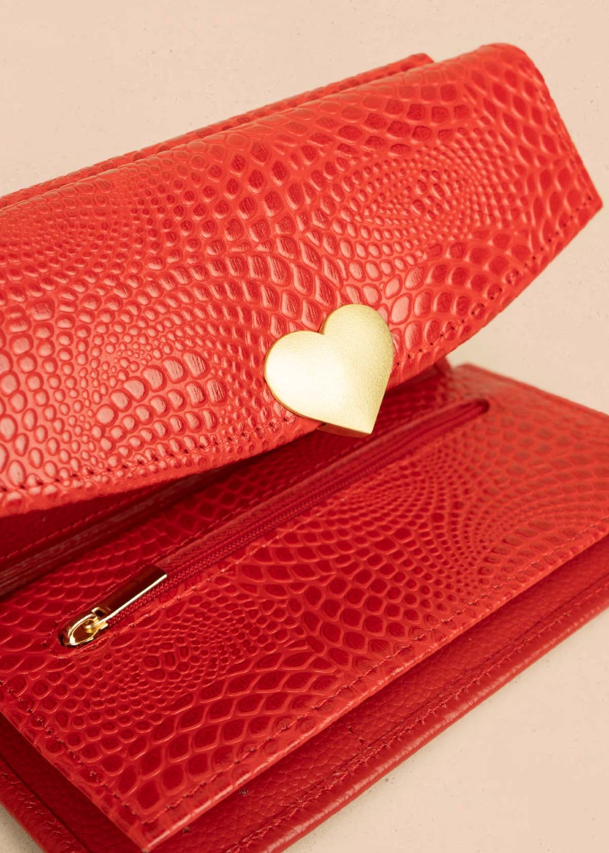 Billetera en cuero color rojo con aplique de corazón 106244