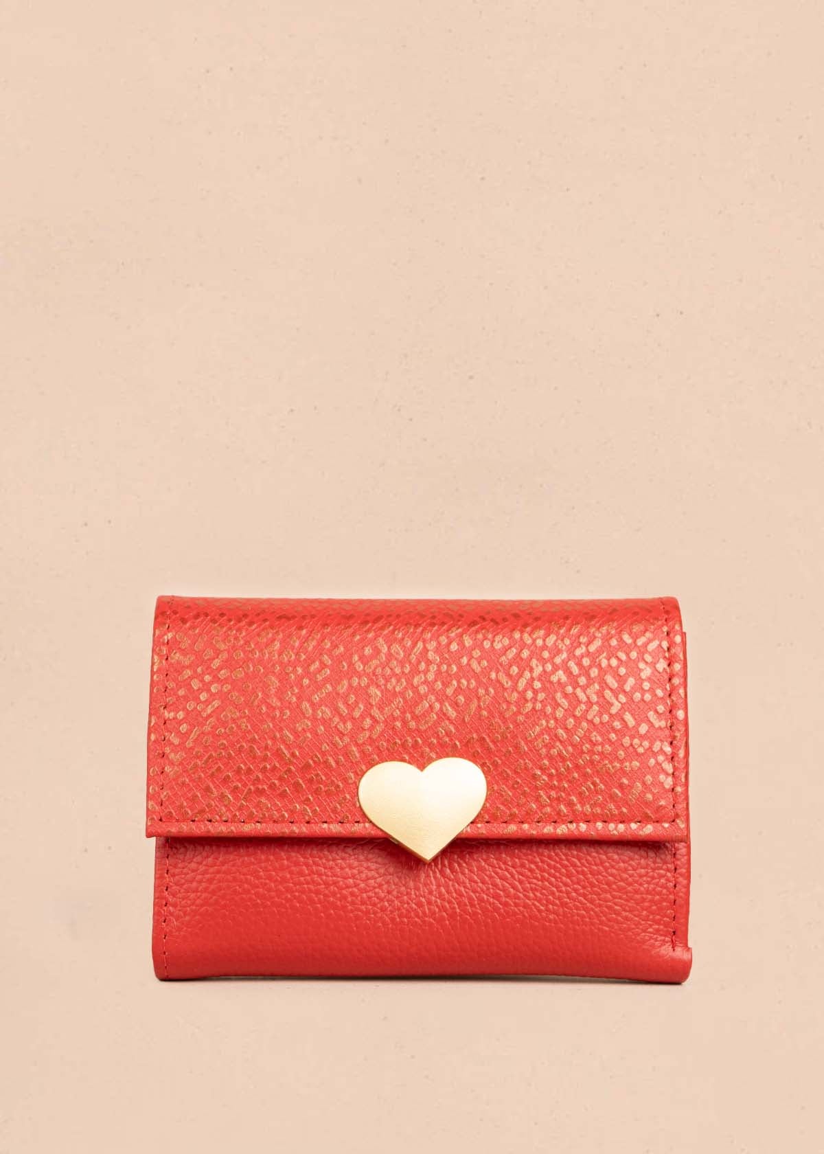 Billetera pequeña en cuero color rojo con aplique de corazón 106245