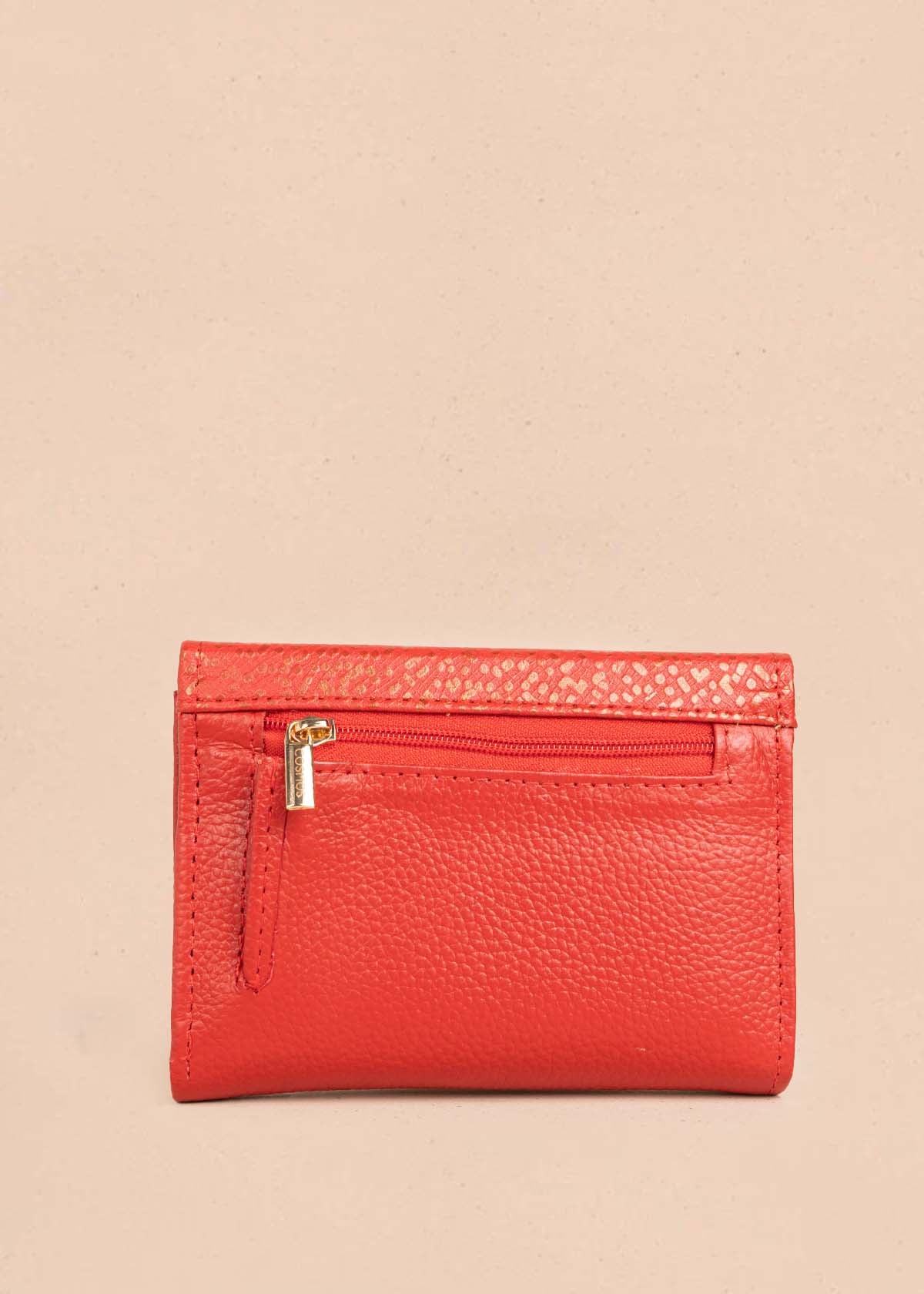 Billetera pequeña en cuero color rojo con aplique de corazón 106245