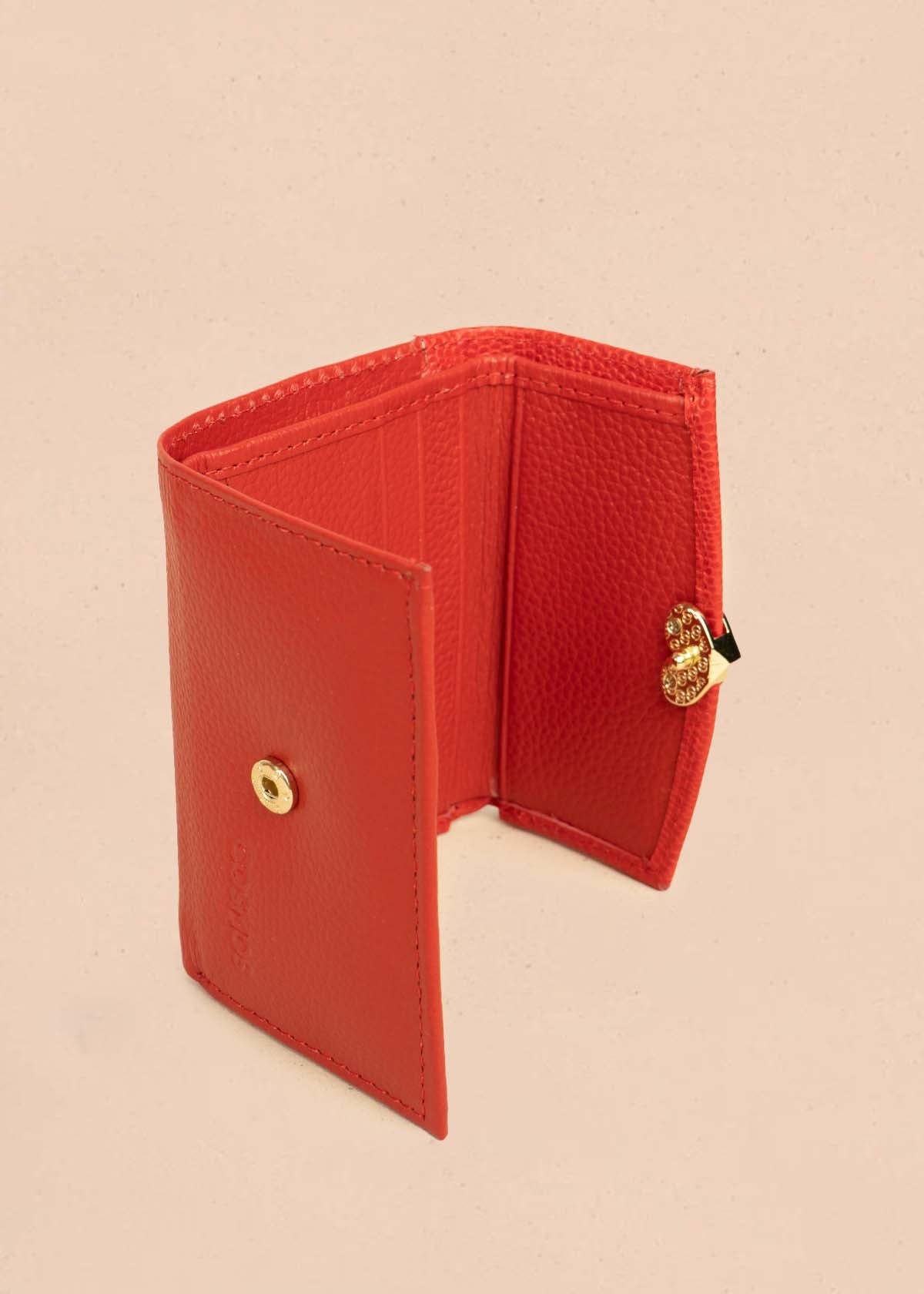 Billetera pequeña en cuero color rojo con aplique de corazón 106246