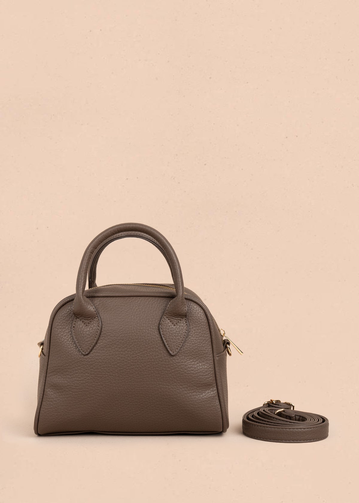Bolso manos libres color café con llavero 106285