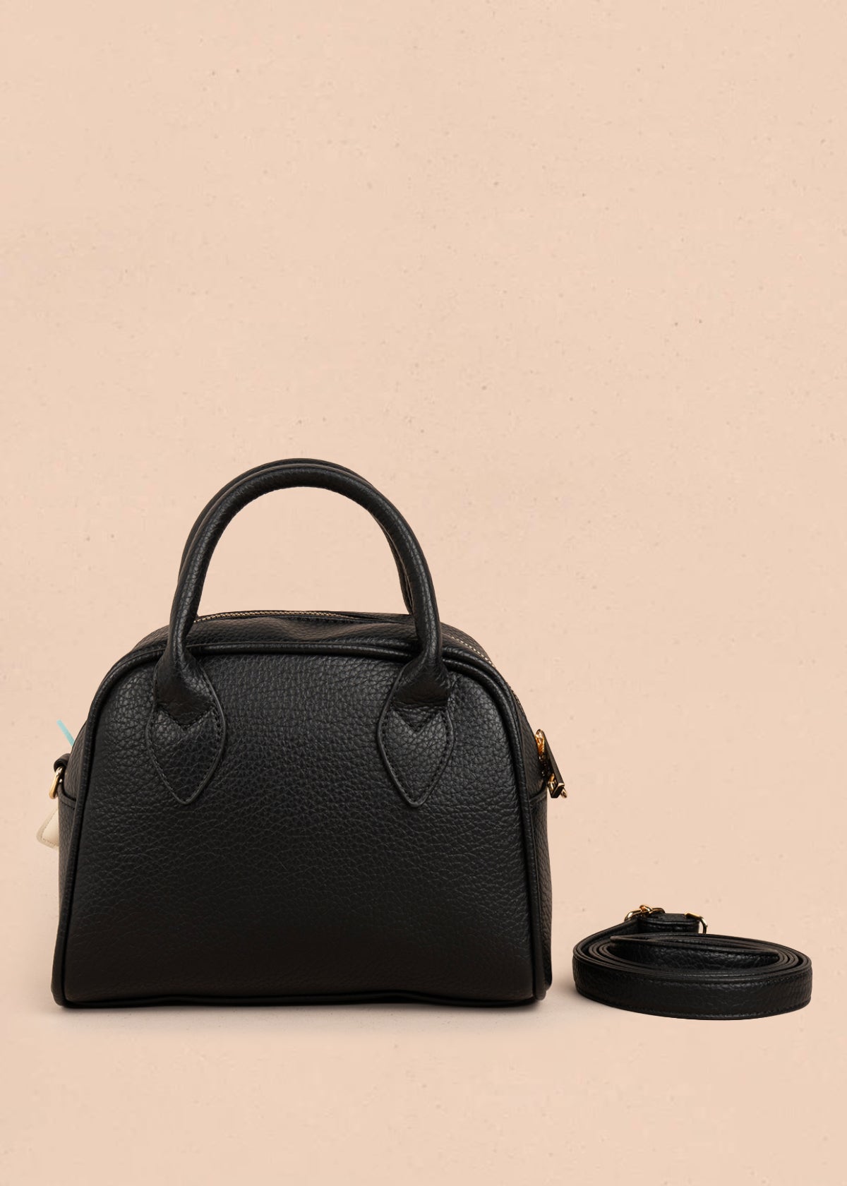 Bolso manos libres color negro con llavero 106285