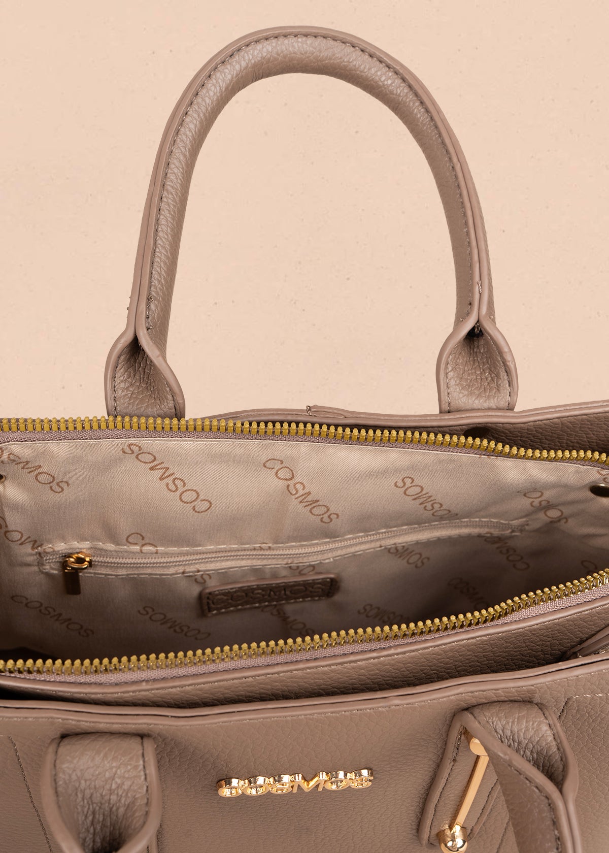 Bolso tipo cartera color moca con pañuelo y herraje tipo barra 106286