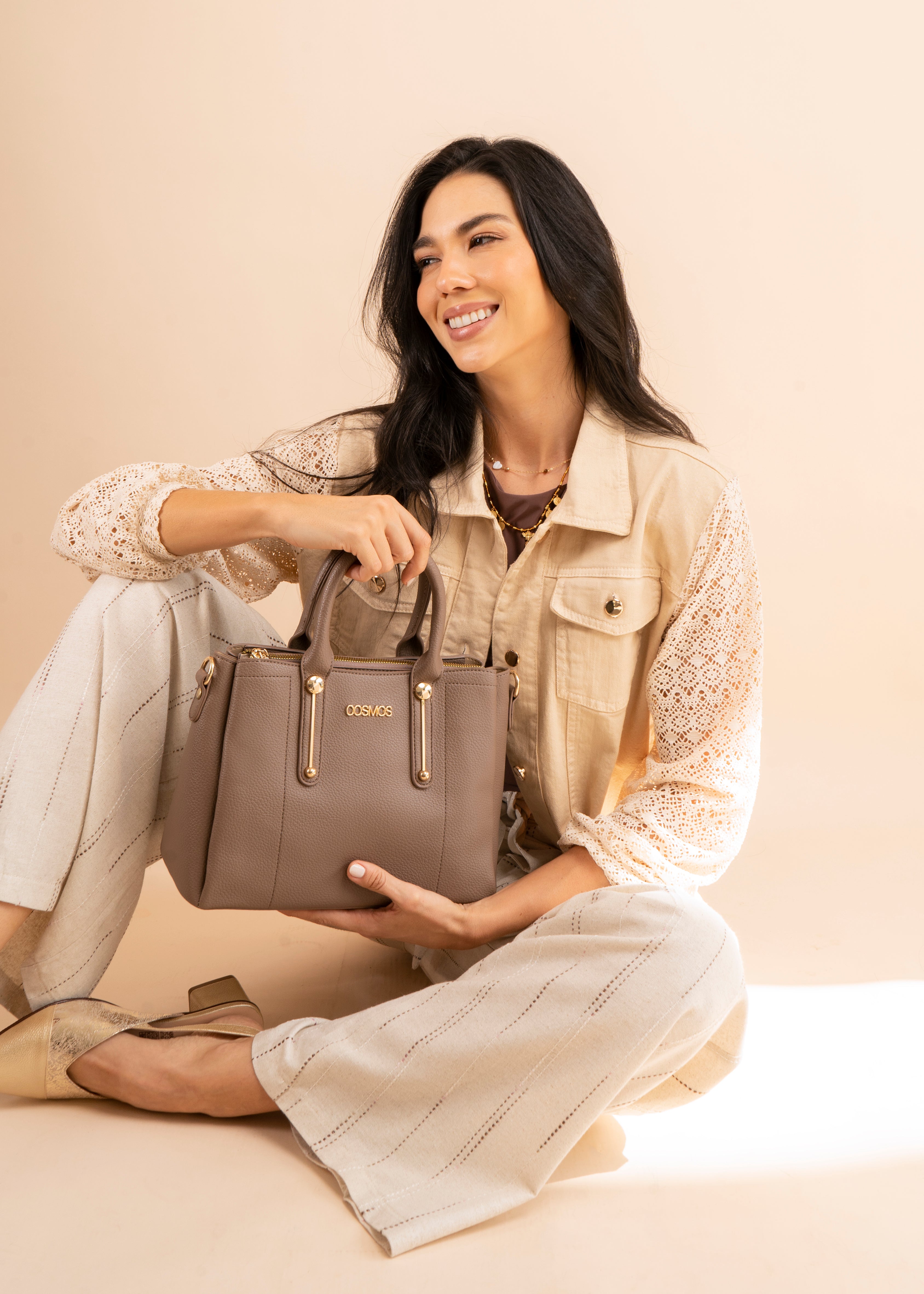 Bolso tipo cartera color moca con pañuelo y herraje tipo barra 106286