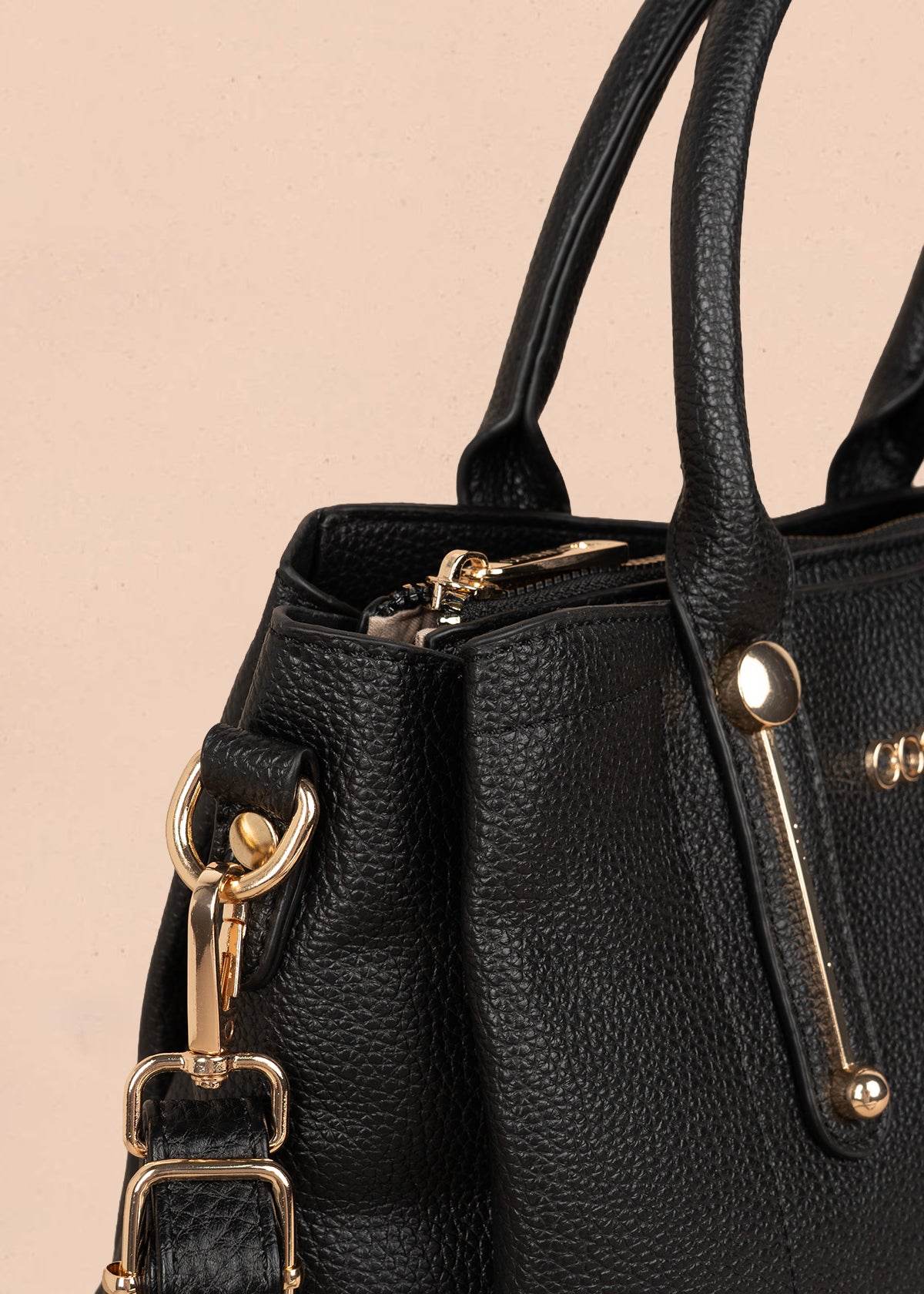 Bolso tipo cartera color negro con pañuelo y herraje tipo barra 106286