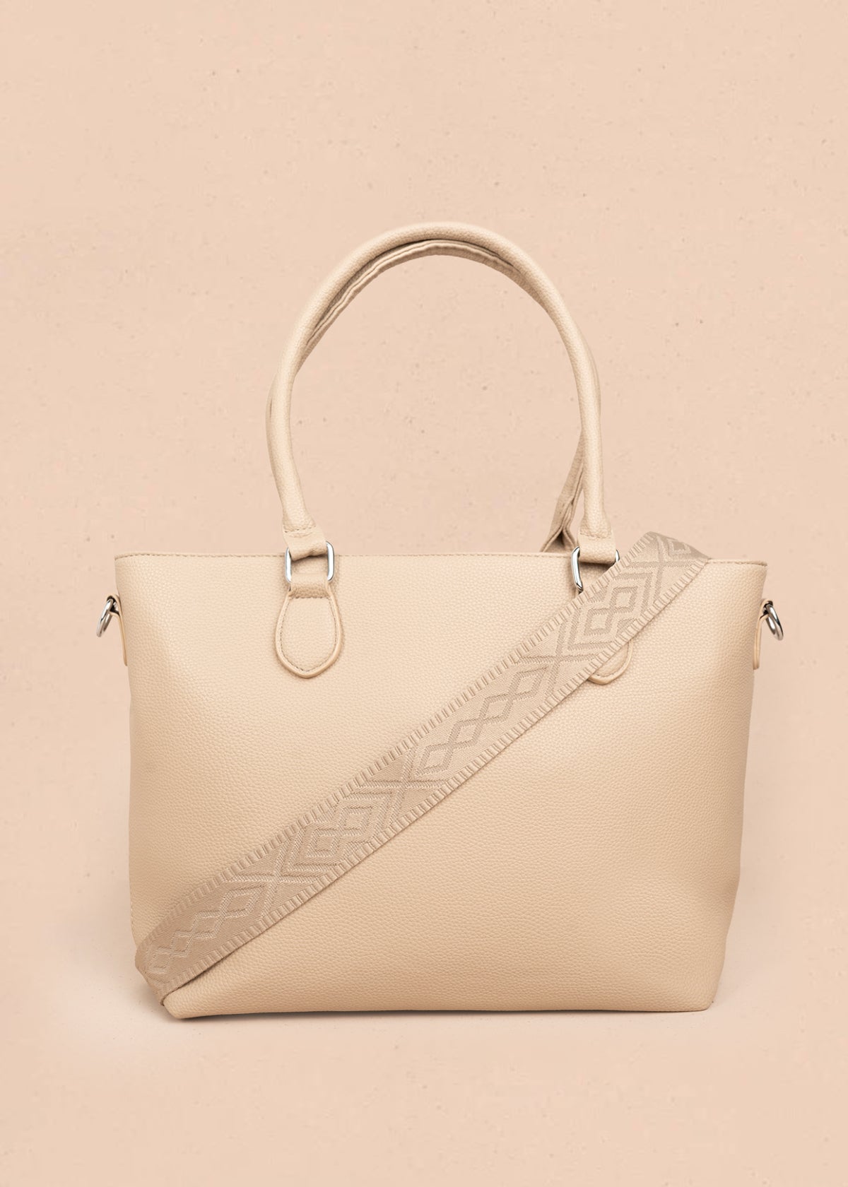 Bolso tipo shopping color beige textura acolchada 106287
