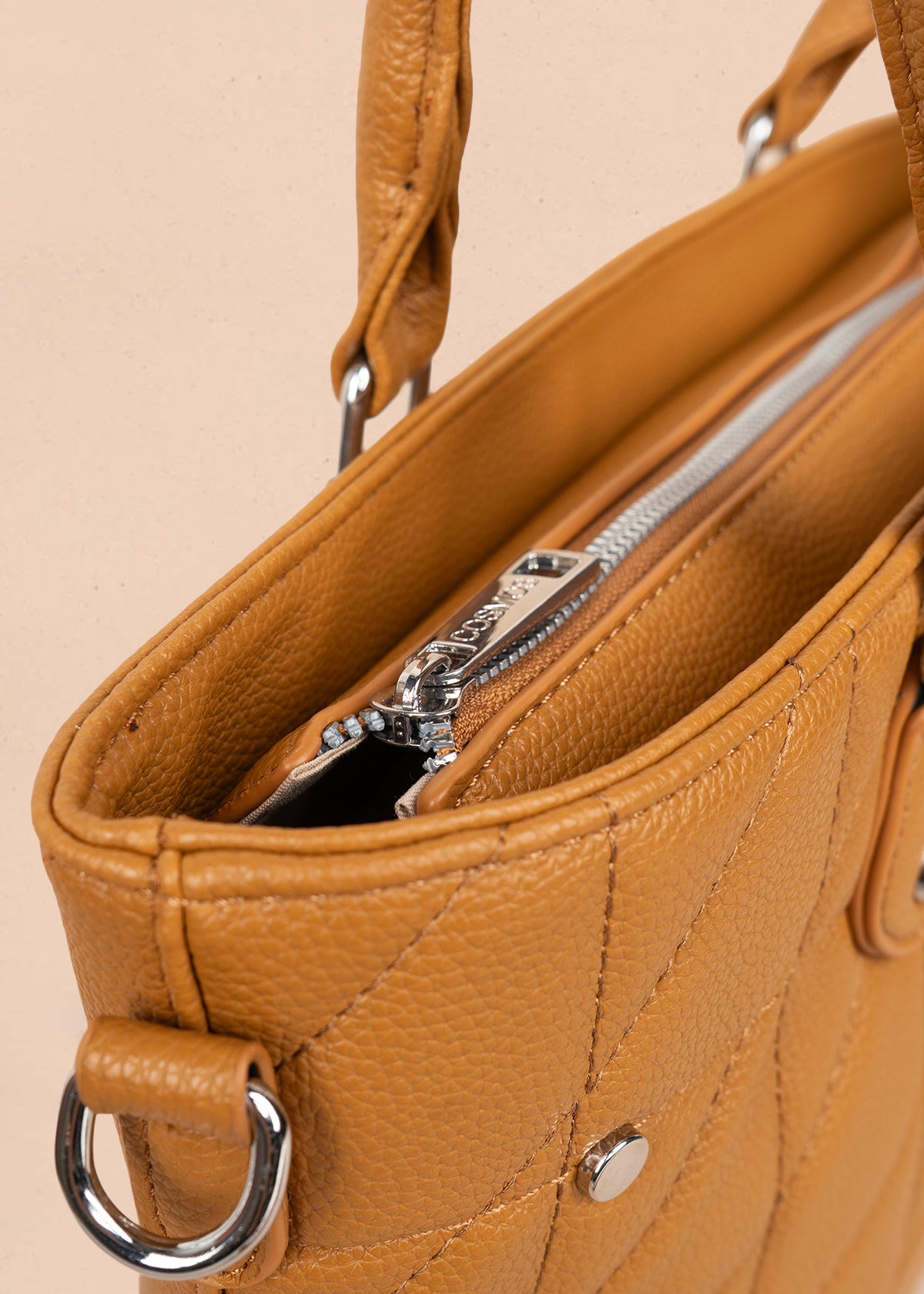 Bolso tipo shopping color miel textura acolchada 106287