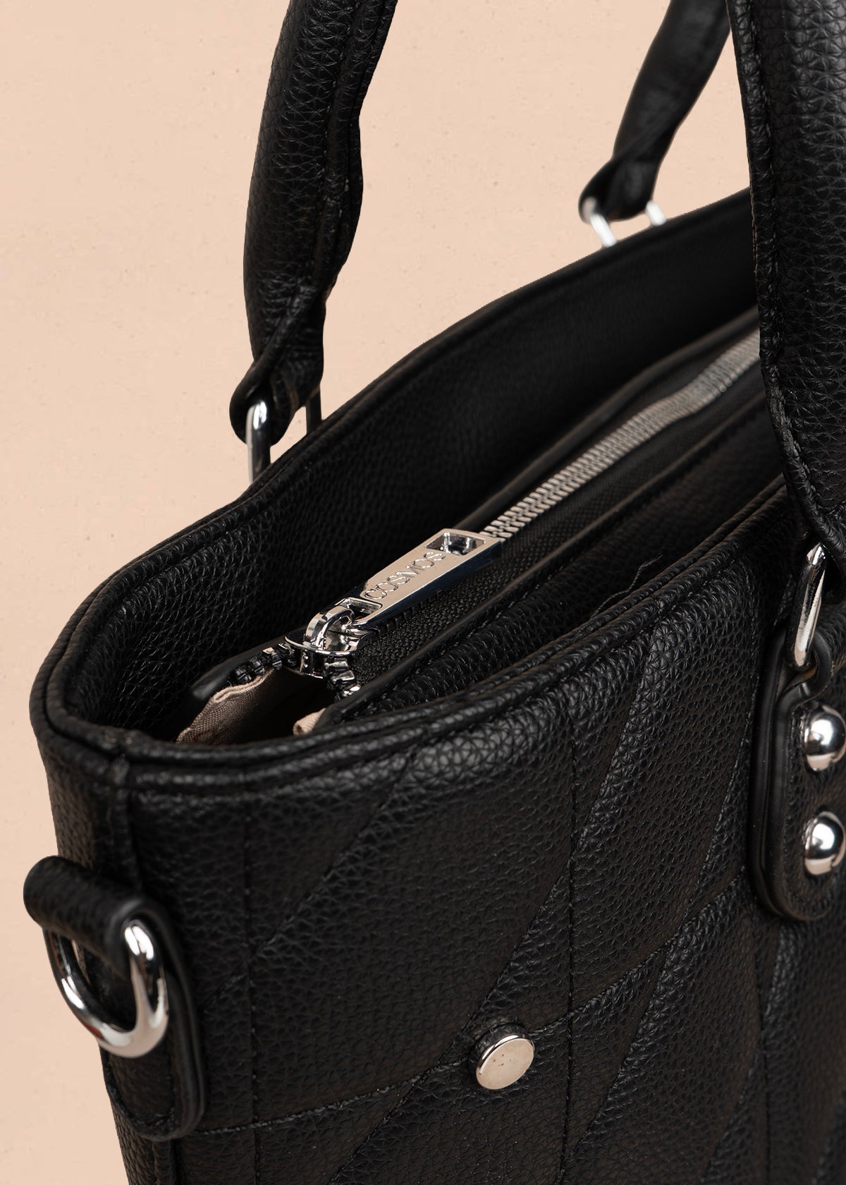 Bolso tipo shopping color negro textura acolchada 106287