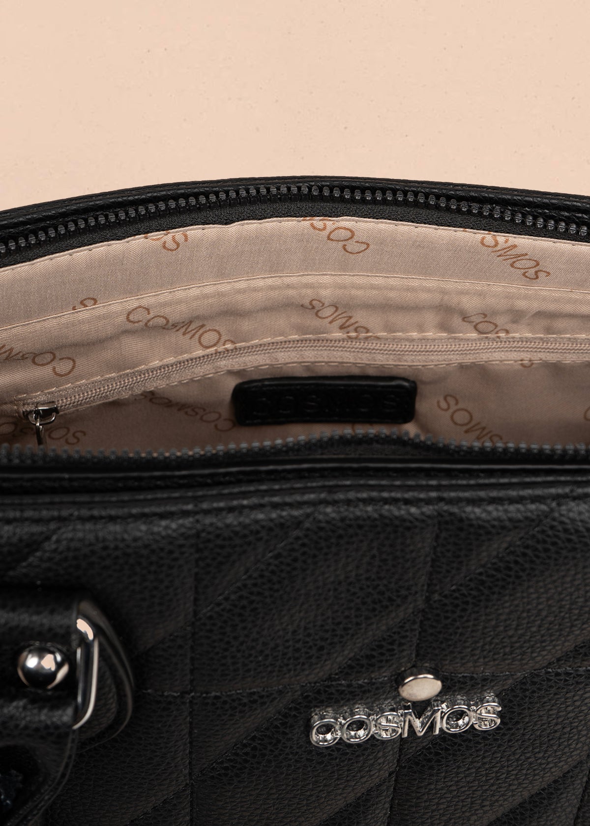 Bolso tipo shopping color negro textura acolchada 106287