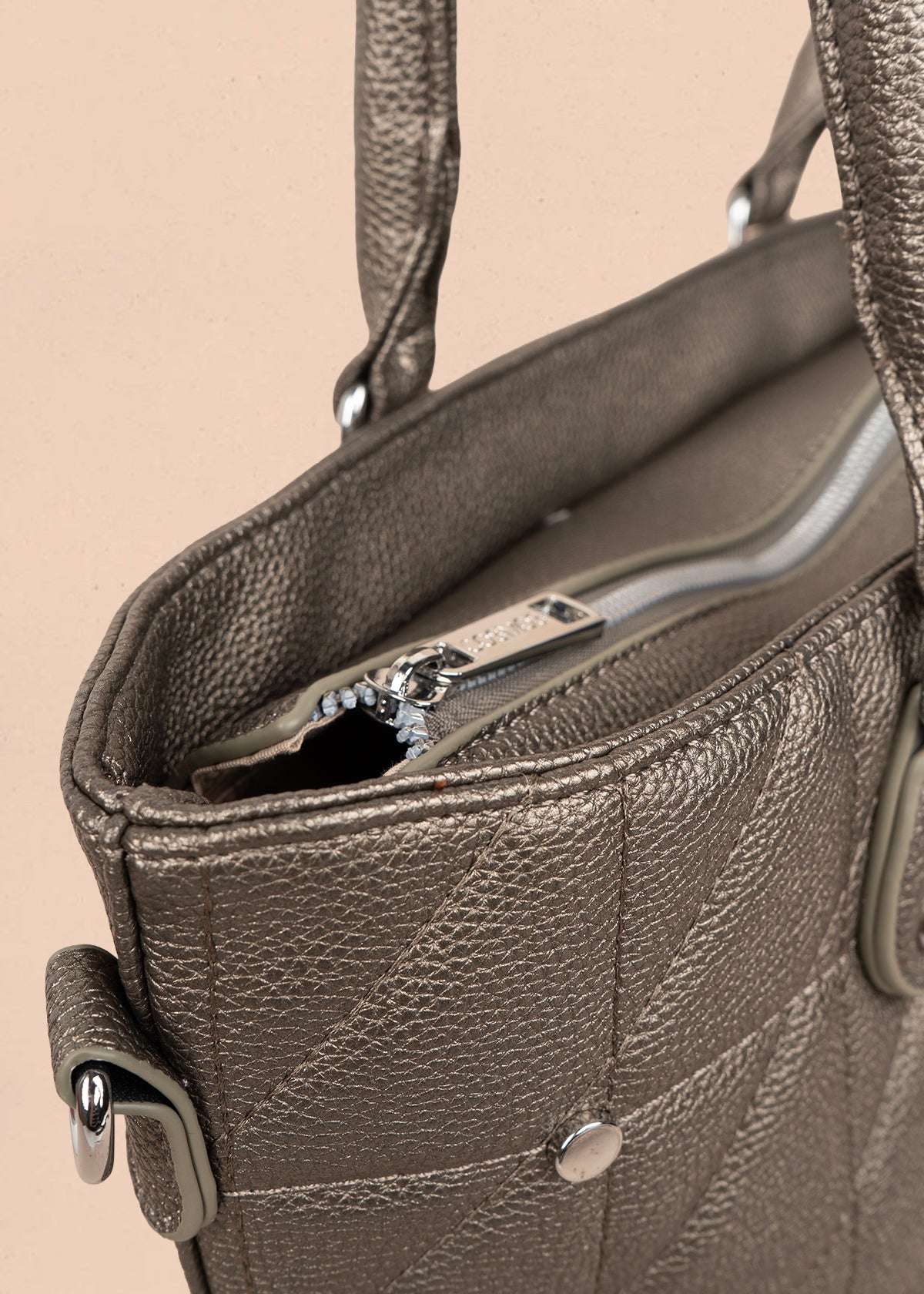 Bolso tipo shopping color plomo textura acolchada 106287