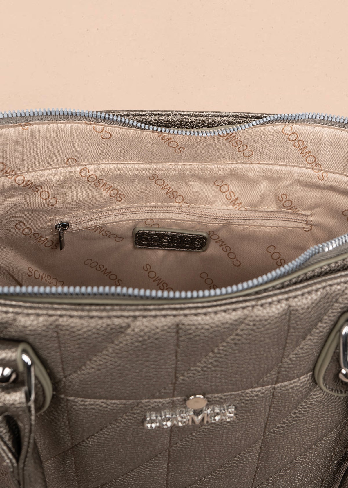 Bolso tipo shopping color plomo textura acolchada 106287