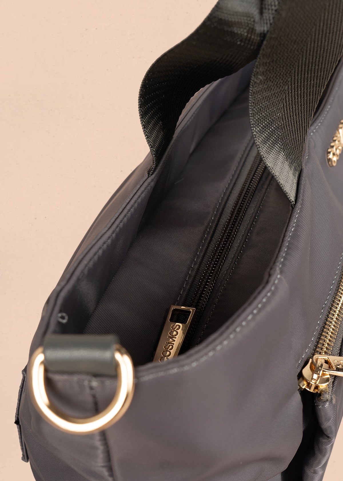 Bolso tipo shopping color gris con bolsillo frontal 106290