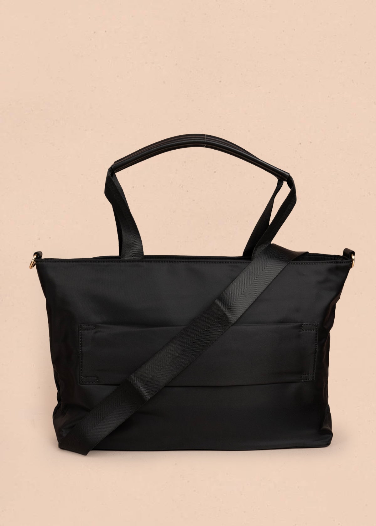 Bolso tipo shopping color negro con bolsillo frontal 106290