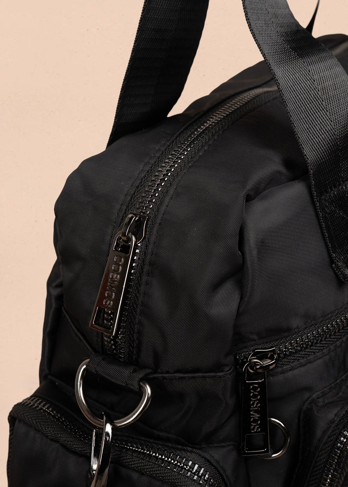 Bolso tipo cartera color negro con bolsillos frontales y laterales 106293