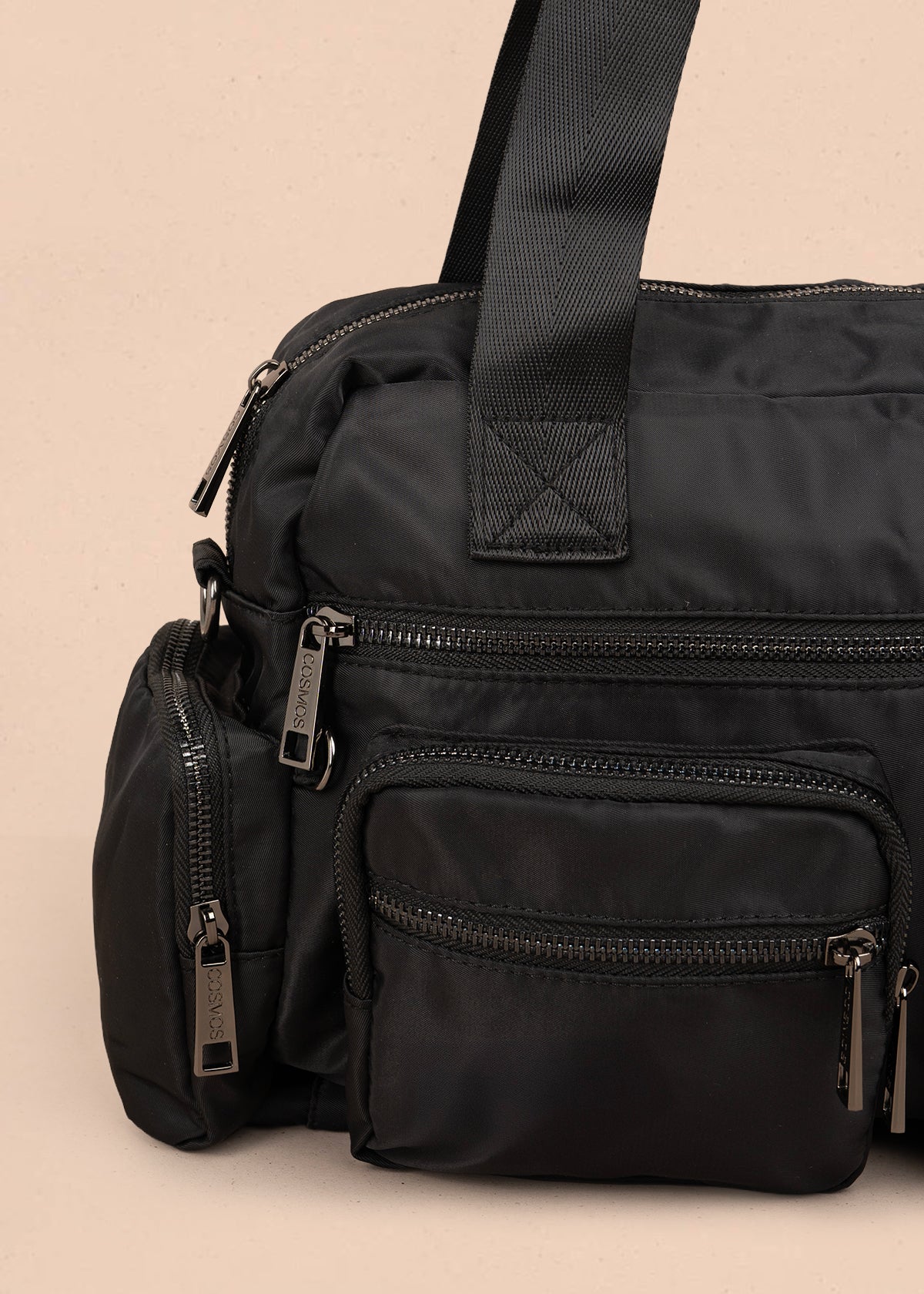 Bolso tipo cartera color negro con bolsillos frontales y laterales 106293