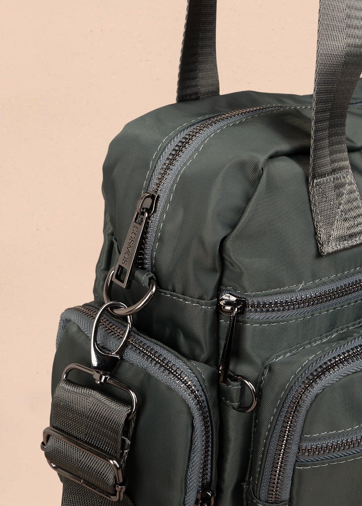 Bolso tipo cartera color verde con bolsillos frontales y laterales 106293