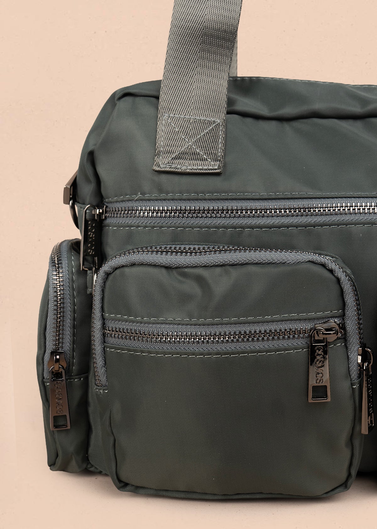 Bolso tipo cartera color verde con bolsillos frontales y laterales 106293