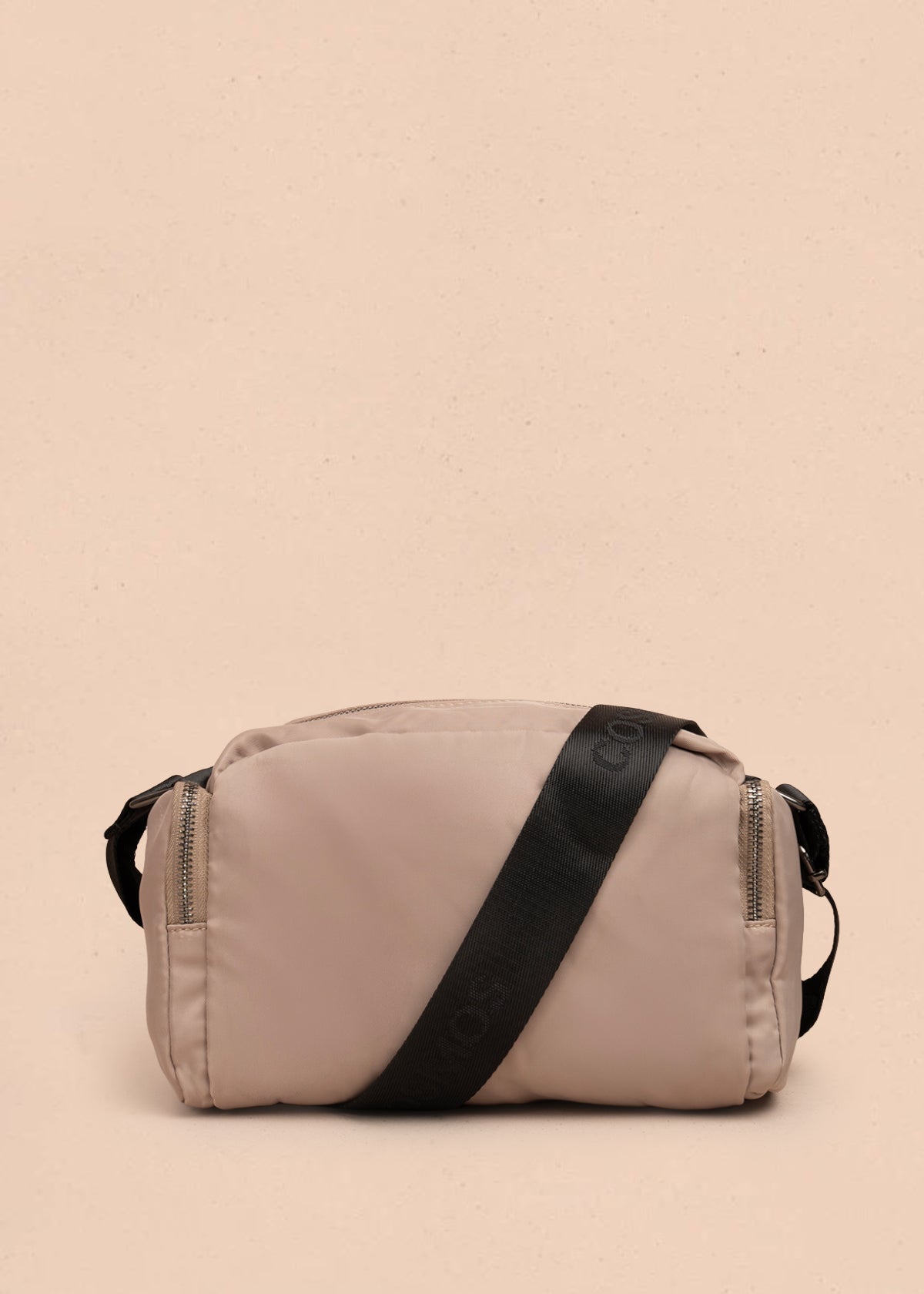 Bolso manos libres color beige con bolsillos laterales y frontal 106294