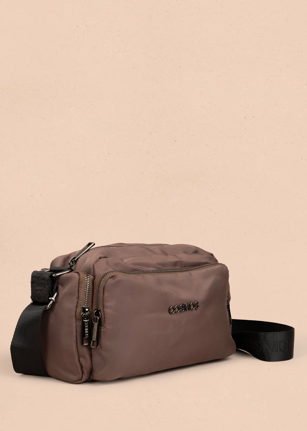 Bolso manos libres color chocolate con bolsillos laterales y frontal 106294