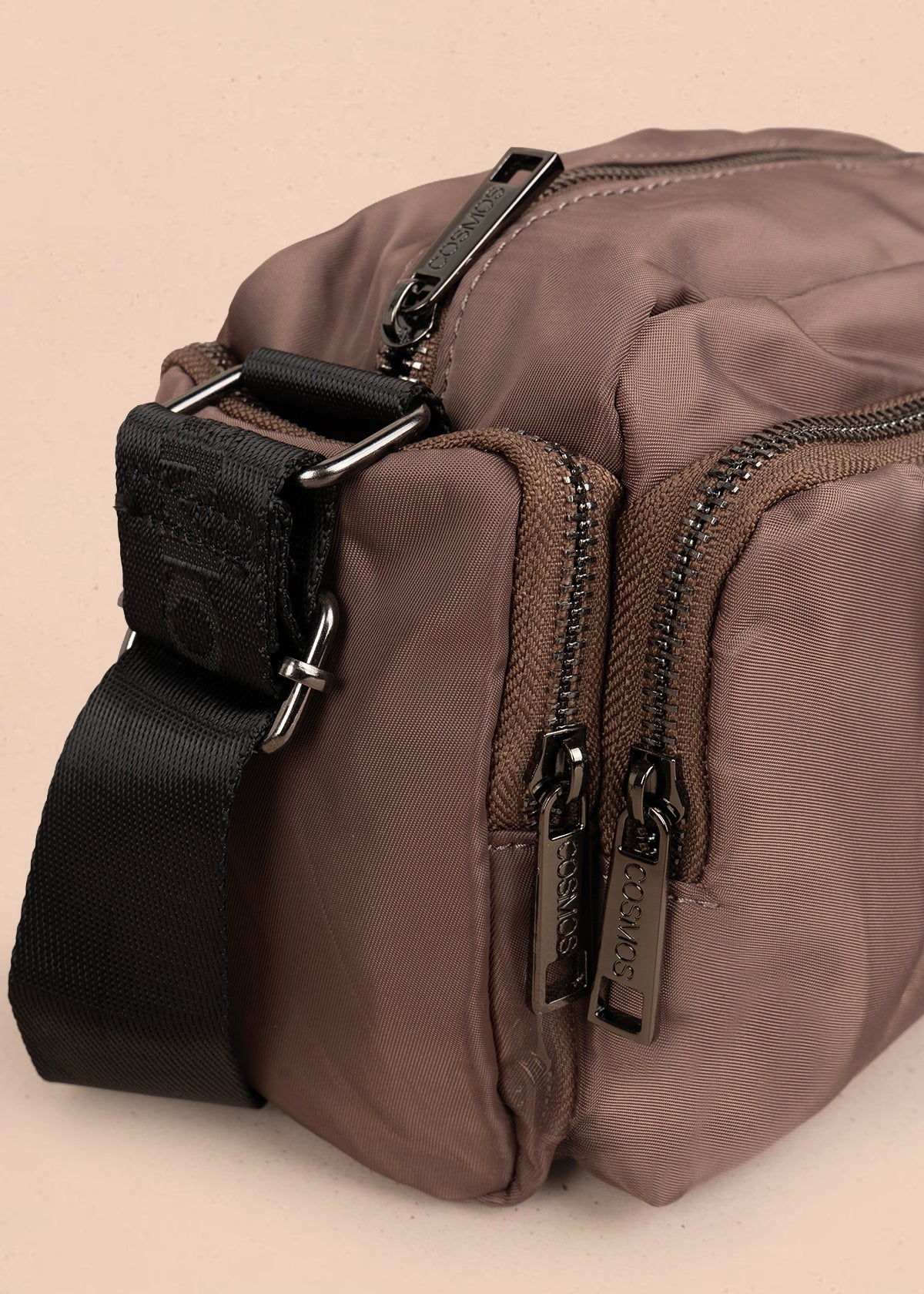 Bolso manos libres color chocolate con bolsillos laterales y frontal 106294