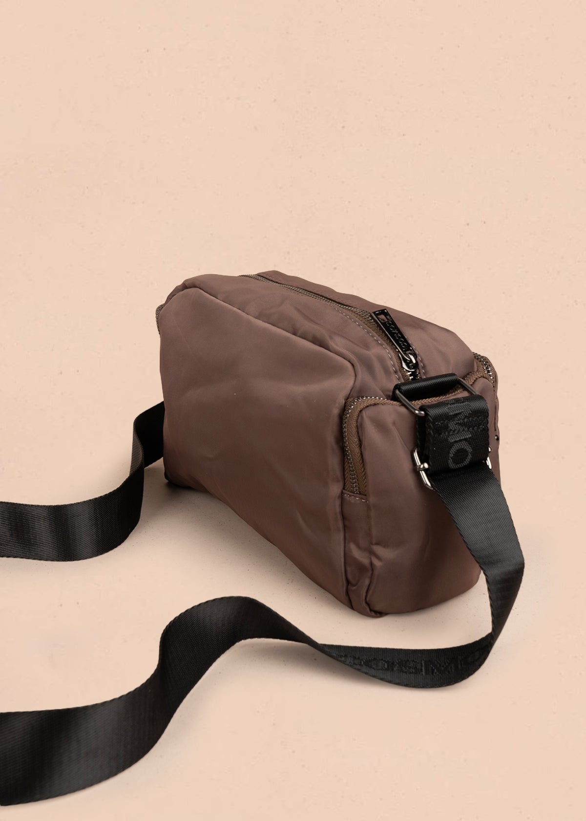 Bolso manos libres color chocolate con bolsillos laterales y frontal 106294