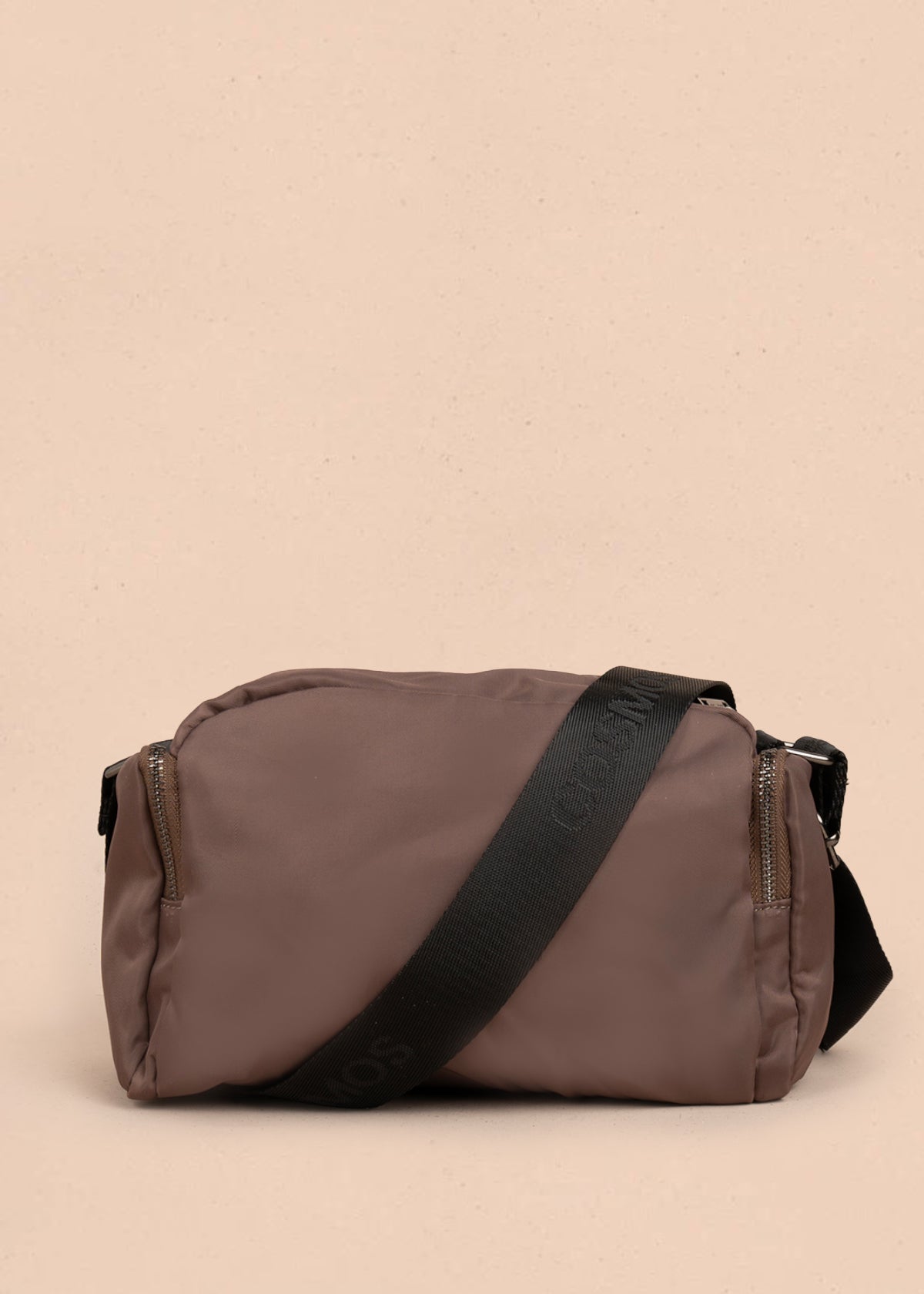 Bolso manos libres color chocolate con bolsillos laterales y frontal 106294