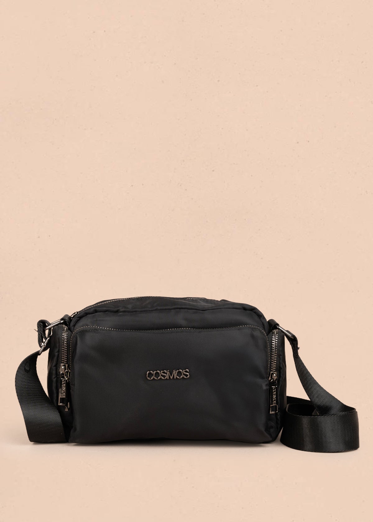 Bolso manos libres color negro con bolsillos laterales y frontal 106294