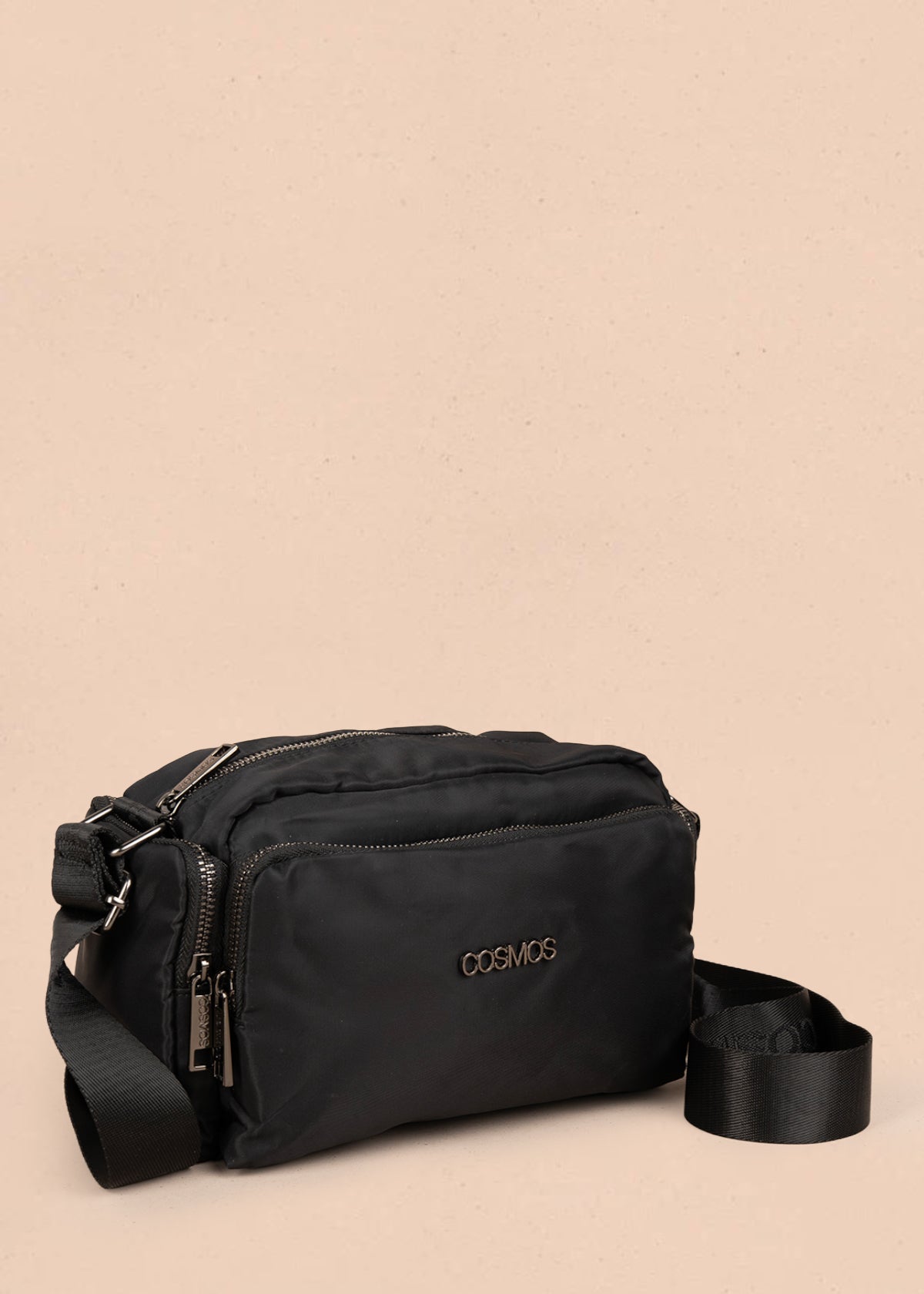 Bolso manos libres color negro con bolsillos laterales y frontal 106294